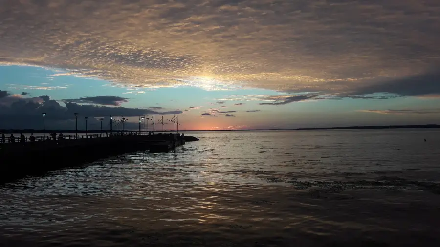 Pôr do sol na costanera de Encarnación